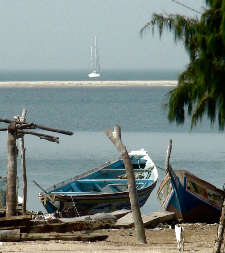 Mirage visto desde la playa tras un banco de arena
