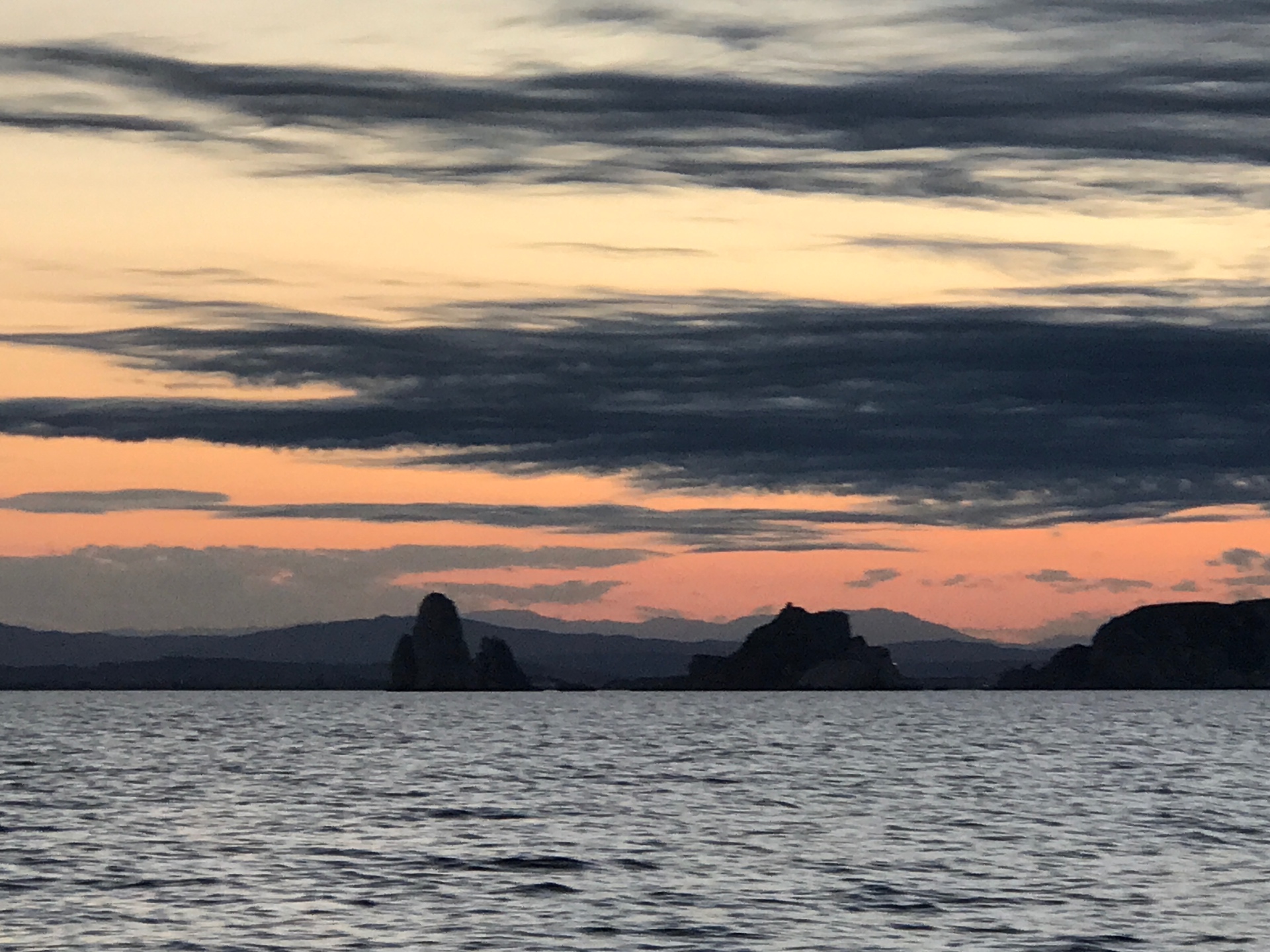 Islotes recortados al atardecer